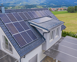 Casa en el campo con placas solares