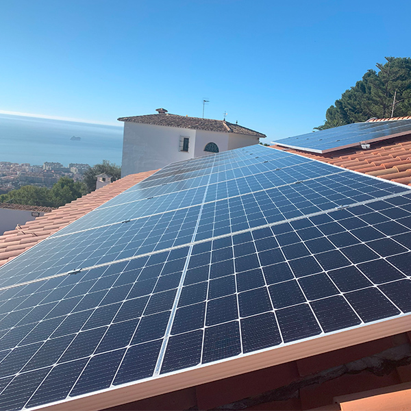 Casa en el campo con placas solares